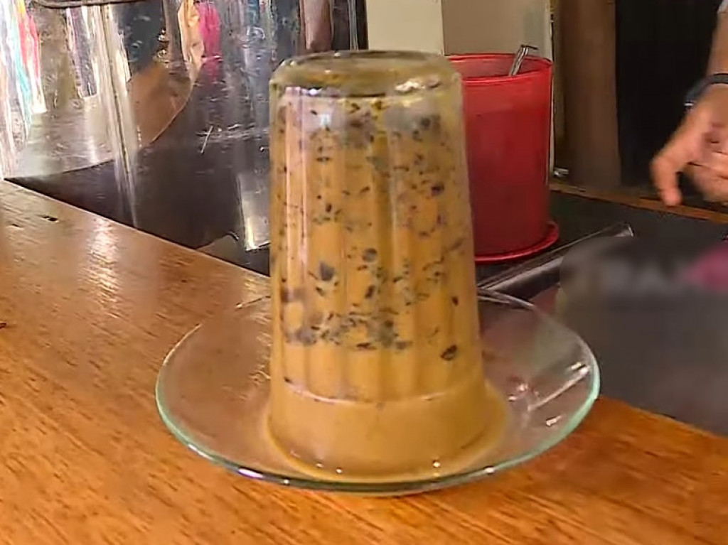 Kupi Khop kafa je postala HIT u svetu: Služi se u čaši OKRENUTOJ NAOPAČKE, a evo kako se pije