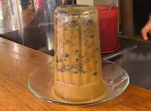 Kupi Khop kafa je postala HIT u svetu: Služi se u čaši OKRENUTOJ NAOPAČKE, a evo kako se pije