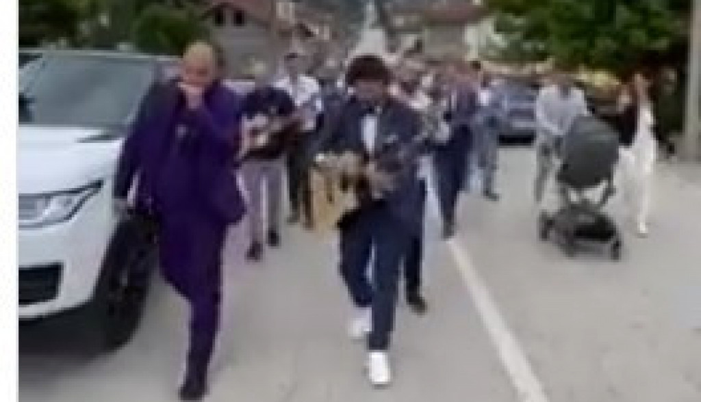 Svadba GODINE u Gornjem Milanovcu: Mladoženja došao po mladu u PATIKAMA i sa GITAROM, a ovim hitom je RAZNEŽIO Srbiju