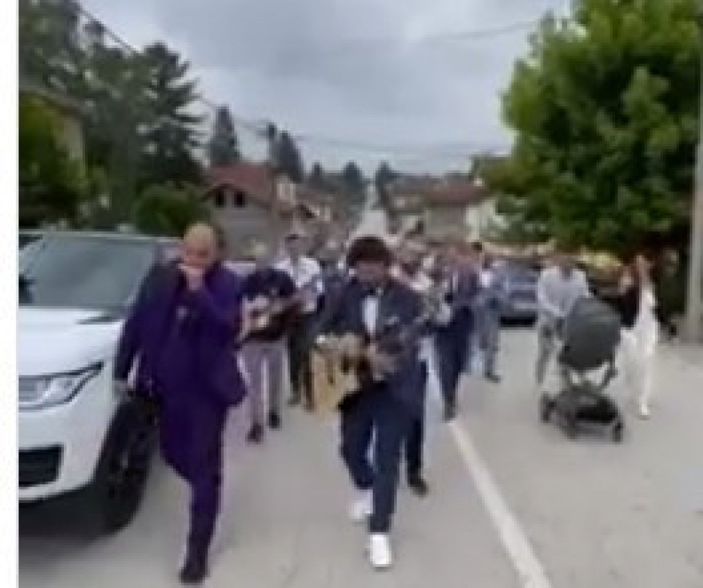 Svadba GODINE u Gornjem Milanovcu: Mladoženja došao po mladu u PATIKAMA i sa GITAROM, a ovim hitom je RAZNEŽIO Srbiju