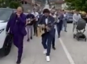 Svadba GODINE u Gornjem Milanovcu: Mladoženja došao po mladu u PATIKAMA i sa GITAROM, a ovim hitom je RAZNEŽIO Srbiju