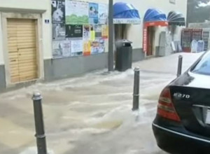NEVREME POPLAVILO DEO DUBROVNIKA: Ljudima voda ulazila u kuće, saobraćaj bio paralisan