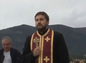 (FOTO) POGLEDAJTE KAKO OTAC BACKOVIĆ SEDI NA INTONIRANJE "SEKULINE" HIMNE: Tužilaštvo pokrenulo postupak