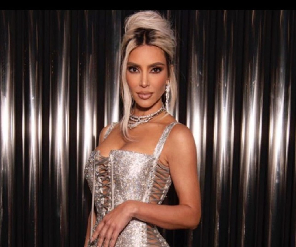 Kim Kardašijan se u Milanu pojavila sa RANAMA: Svi su gledali u NJENE NOGE, a retko ko zna da se 16 godina borila sa NEIZLEČIVOM BOLEŠĆU