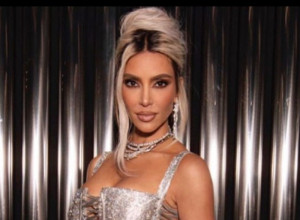 Nije se skrasila dok ga nije kupila: Kim Kardašijan u rukama drži dijamantski krst princeze DAJANE, zaboleće vas glava od CIFRE koju je platila