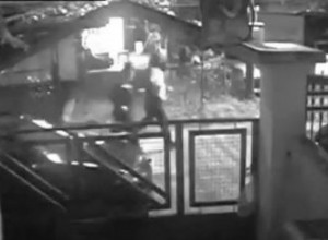 (VIDEO) BOMBAŠI POBEGLI LAGANIM KASOM: Pogledajte kako su napadači izvršili diverziju na kuću policajca Eće