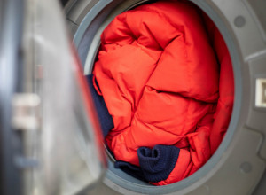 Evo kako oprati PERJANU JAKNU: Morate znati ovo pre nego što je ubacite u MAŠINU ZA VEŠ