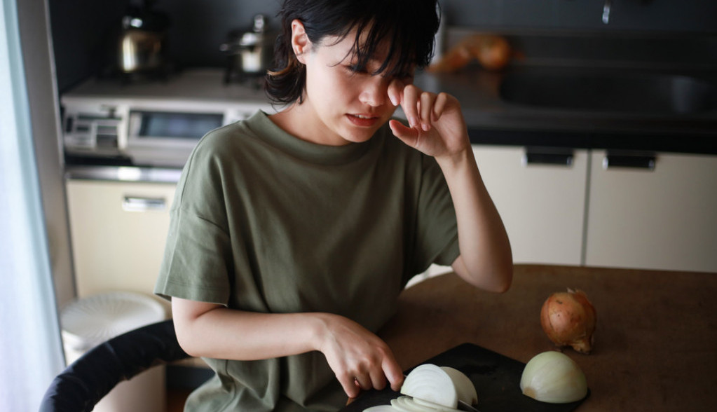 Trikovi zbog kojih su domaćice KONAČNO presrećne: Ne morate da RONITE SUZE dok sečete luk, ovo su cake starih KUVARA