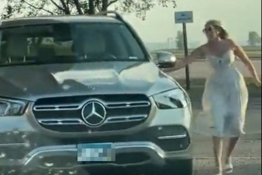 Kada VIC postane STVARNOST: Svi gledaju u NEVERICI šta devojka RADI, pokušala da sipa GORIVO, ali bez USPEHA