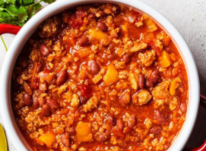 Lažni GULAŠ od mlevenog mesa: Toliko se BRZO i LAKO sprema da će vam postati OMILJEN ručak, ukus će sve RASPAMETITI