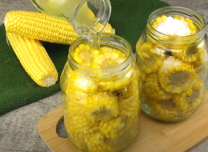 Konzervirajte kuvani KUKURUZ: Napravite ZIMNICU i uživajte u njemu tokom cele godine (VIDEO)