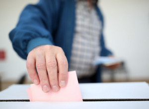 U medijima zatišje, ali na društvenim mrežama BURA! Političari biračima danas slali čak i SMS-ove (FOTO)