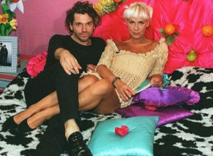 On je bio MRAČAN i OPASAN momak, a ona DOBRA i ČISTA devojka: Priča o STRASTVENIM romansama tragično nastradalog ROKERA pomešaće vam EMOCIJE