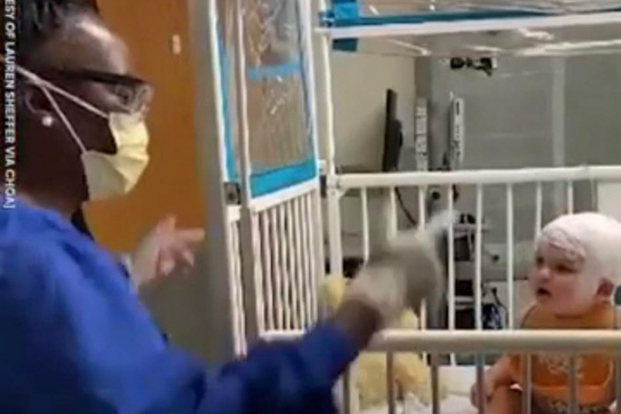 Video koji je RASPLAKO i raznežio mnoge: Majka u dečijoj bolnici snimila kako medicinska sestra zabavlja njenu BEBU, žena za primer!