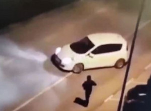 (VIDEO) ŠOK SNIMAK: Pokušala muskarca da pregazi kolima pa izašla da se obračuna sa njim NA RUKE