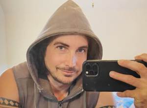 Ima 50 GODINA, a jure ga TINEJDŽERKE: Mnogi misle da je dušu prodao ĐAVOLU, a on tvrdi da je sve do načina ISHRANE