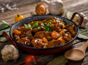 Marokanski GULAŠ sa suvim ŠLJIVAMA: Kad ga jednom probate, ZALJUBIĆETE se u ovo JELO