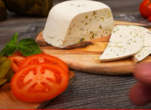 Napravite sami topljeni SIR sa crnim LUKOM: Kada ga jednom budete napravil vaši najbliži će stalno tražiti još