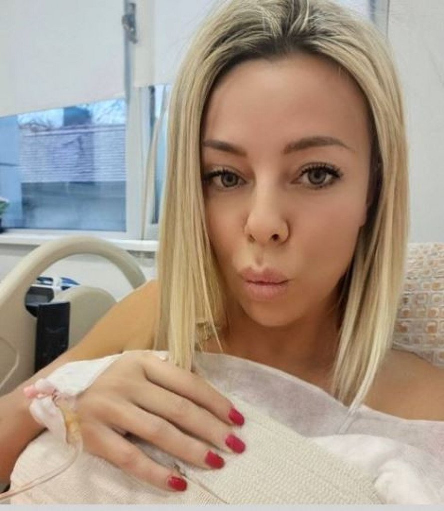Pevačica je imala ŠEST meseci TEMPERATURU: Niko nije znao šta joj se dešava, a onda je dobila zastrašujuću DIJAGNOZU!