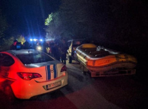 POTPUNO SMRSKANO VOZILO IZVUČENO IZ REKE: Nastavlja se potraga za decom koja su nestala u strašnoj nesreći u kanjonu Tare (FOTO)