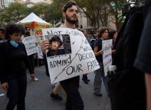 Još jedna devojka (16) stradala tokom protesta u Iranu: Vlasti rekle da je SKOČILA SA ZGRADE, evo šta njena MAJKA TVRDI