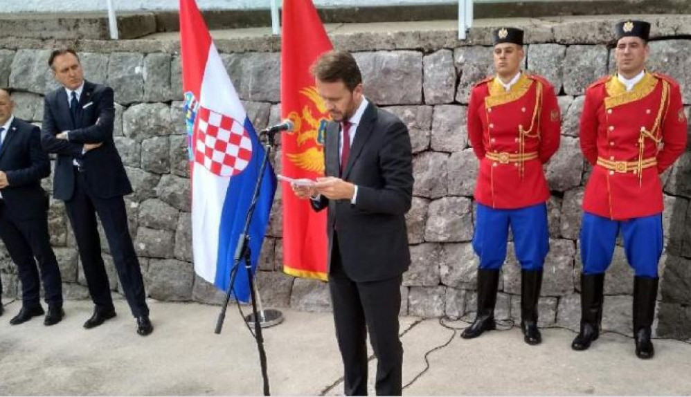 VOJSKA I DALJE ČUVA PLOČU U MORINJU: Komunalna inspekcija Kotora pokušala da je ukloni, ali bezuspešno