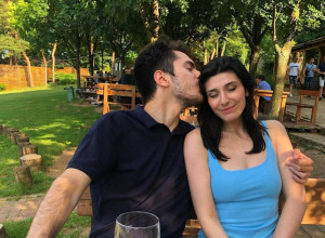 "Ogovaraju, ISTO se oblače i 2 sata piju ISTU kafu": Kejsi udata za Srbina u ČUDU zbog navika žena u Srbiji, kaže da im je potrebno da se KONTROLIŠU