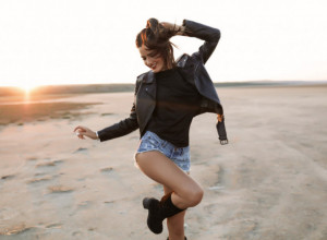 Omiljeni MODNI KOMAD iz osamdesetih je ponovo u TRENDU: Kožna JAKNA se vraća na velika VRATA, novi krojevi će vas ODUŠEVITI