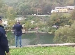 (VIDEO) PUKAO VISEĆI MOST U OVČAR BANJI: Na njemu bili turisti iz Zvornika