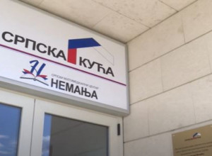 POKUŠALI DA ZAPALE TROBOJKU U PODGORICI: Kukavički napad na Srpsku kuću, hteli da oskrnave zastavu Srbije (FOTO)