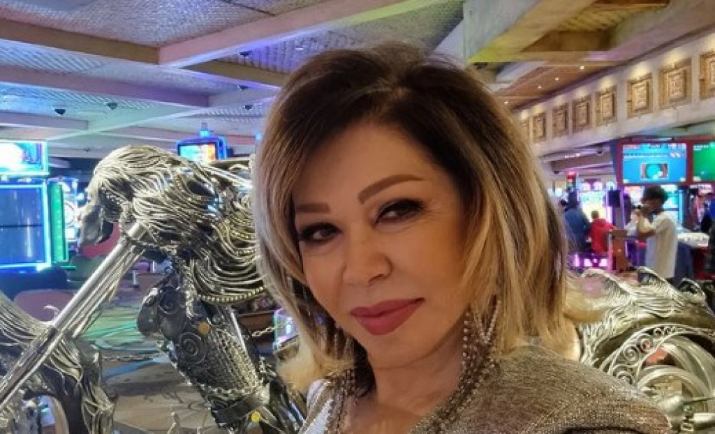 Neda Ukraden ZNA: Ova boja SAKOA je hit sezone, izdužuje telo, pravi liniju, a vrhunski se kombinuje uz DŽINS