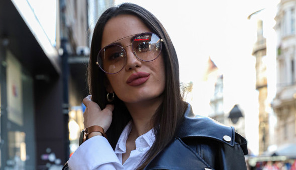 Isidora je prošetala gradom i sve je STALO: Stajling je toliko MOĆAN da su svi gledali u NJU, a samo ovaj DETALJ košta 20.000 dinara