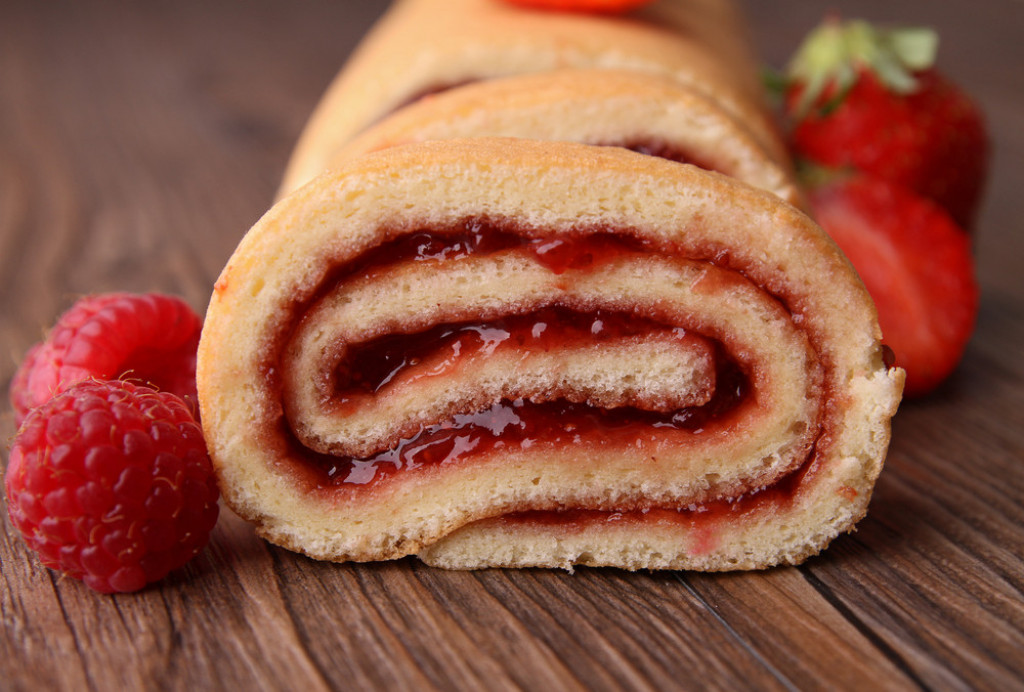 Recept za ŠVAJCARSKI rolat sa MALINAMA: U ovome je TAJNA savršenog ukusa, svi će tražiti PARČE još!