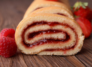 Recept za ŠVAJCARSKI rolat sa MALINAMA: U ovome je TAJNA savršenog ukusa, svi će tražiti PARČE još!