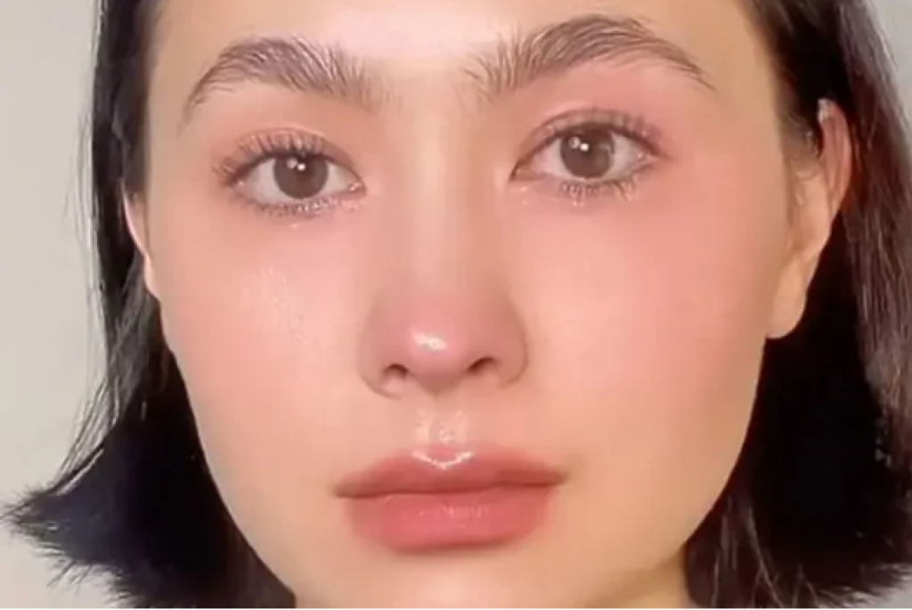 TikTok trend koji je podelio SVET: Evo zašto se DEVOJKE šminkaju tako da IZGLEDAJU kao da su upravo PLAKALE