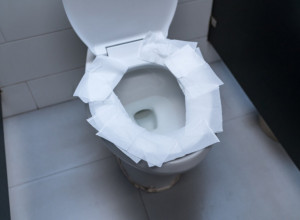 Odmah prestanite to da radite: Zašto je opasno da šolju prekrivate WC papirom?
