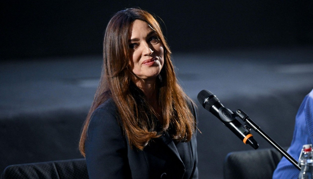 Zna se zašto je IKONA STILA: Monika Beluči nosi DVE trendi kombinacije u CRNOJ boji koje vizuelno IZDUŽUJU noge