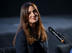 Zna se zašto je IKONA STILA: Monika Beluči nosi DVE trendi kombinacije u CRNOJ boji koje vizuelno IZDUŽUJU noge