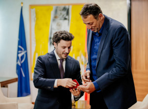 (FOTO) DRITAN URUČIO CG PASOŠ DIVCU: Vlade naglasio da njegovi preci potiču iz Crne Gore