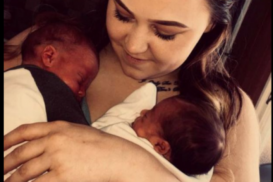 Niko ne veruje da su brat i sestra: Žena sa DVE vagine i duplom matericom rodila BLIZANCE, čak im je i BOJA kože drugačija (FOTO)