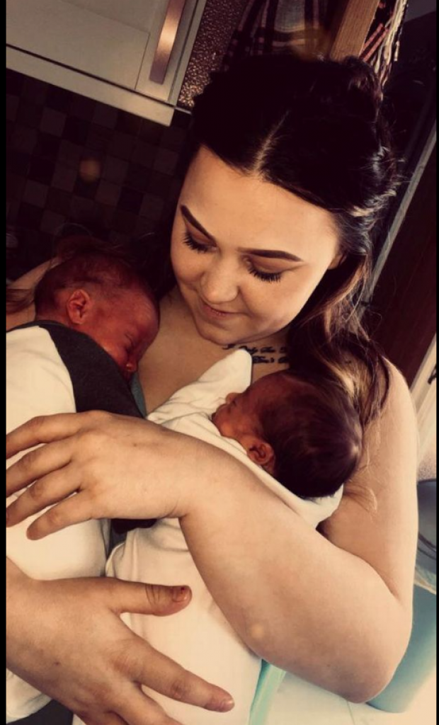 Niko ne veruje da su brat i sestra: Žena sa DVE vagine i duplom matericom rodila BLIZANCE, čak im je i BOJA kože drugačija (FOTO)
