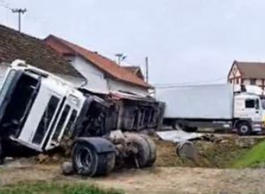 (VIDEO) ŠLEPER SA PRIKOLICOM IZLETEO IZ KRIVINE I UDARIO U KUĆE: "Istrčao sam sa decom napolje, mislili smo da je zemljotres"
