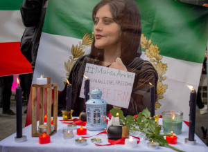 Dokle VIŠE? Vlasti nisu dozvolile ni POŠTENU SAHRANU ubijene Mahše Amini, neredi u Iranu ne jenjavaju