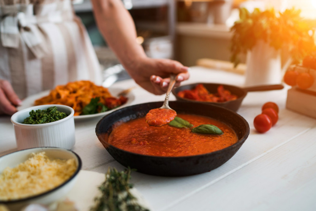 Recept za DOMAĆI paradajz sos: Odličan je kao PRILOG uz glavna jela, a može se jesti i samo