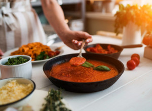 Recept za DOMAĆI paradajz sos: Odličan je kao PRILOG uz glavna jela, a može se jesti i samo