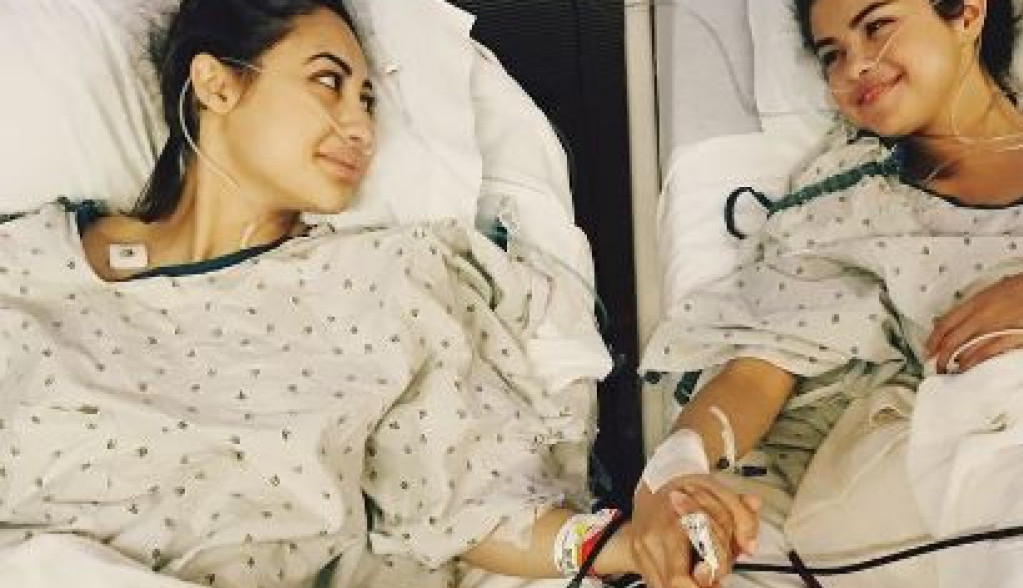 Drugarica  joj DONIRALA bubreg, a Selena Gomez je ZABORAVILA na nju: Nekad je nazivala SESTROM, sad je se više i ne seća