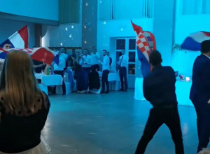 INCIDENT U SVATOVIMA KOD BRČKOG: Drškom pištolja udario mladoženju zbog zastave