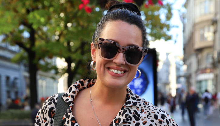 Milica je prošetala Beogradom u prelepoj suknji: Može da se nosi i zimi i leti, ali jedan DETALJ nas je  totalno RASPAMETIO