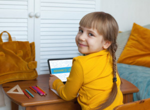 "Ne smem nikome da kažem": Ćerka (6)  joj je UMRLA pre godinu dana, a da bi podnela JEZIVU bol, svako veče radi ISTU stvar