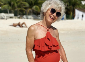 Njene OBLINE bi posramile i DVADESETOGODIŠNJE devojke: Baka je u OSMOJ DECENIJI telo dovela do SAVRŠENSTVA, muškarci se lome oko NJE, a ona otkriva zašto nikada NE POSTI